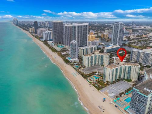 Family-Friendly Beach Condo Steps to the Ocean in ฮอลลันเดล