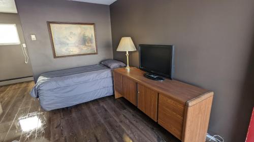 1 queen bed, 1 twin bed