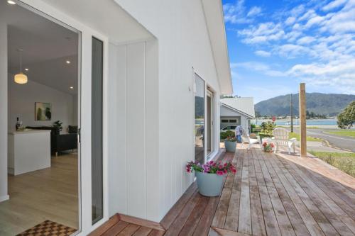 Varanda/terraço, Coastal Drift - by the water in Tairua