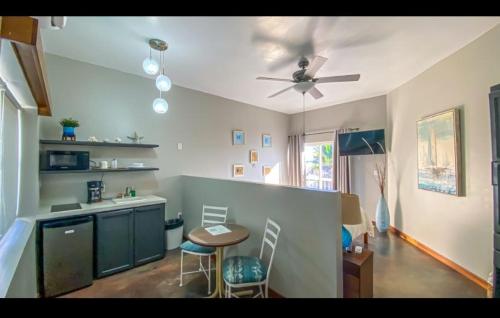 Kitchen, Mata Rocks Resort in San Pedro