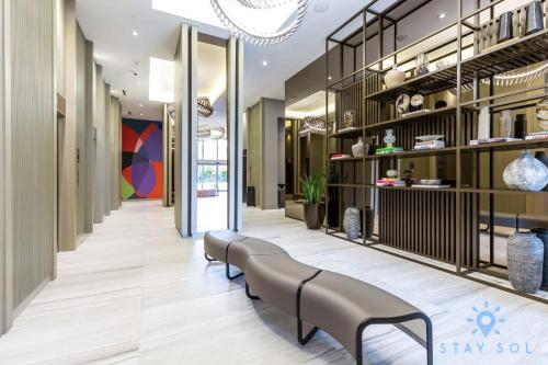 Oceanfront Escape with Resort-Style Amenities in ฮอลลันเดล