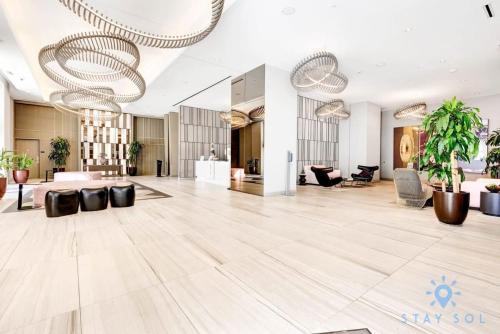 Oceanfront Escape with Resort-Style Amenities in ฮอลลันเดล