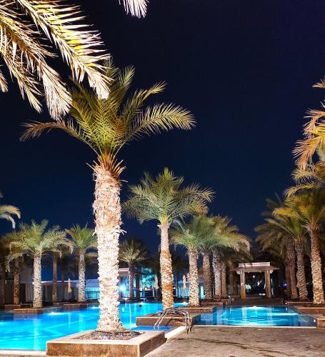 Wellness Oasis Beachfront with stunning Pool Views Tennis, Sauna & Steam Gym