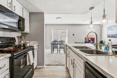 Sleek 2BR Stay with Pool, Gym, and Modern Comforts – khách sạn tại Arlington