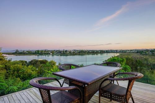 Tranquil West Haven with Water and Skyline Views in 西港