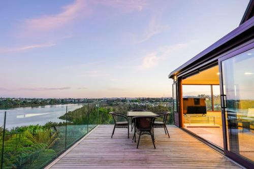 Tranquil West Haven with Water and Skyline Views in 西港
