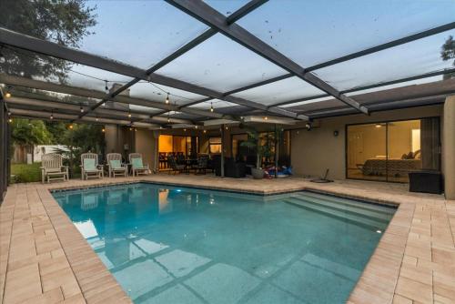 Family-Friendly 4BR Getaway Saltwater pool in Palm Harbor