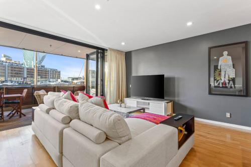 Designer Harbour Stunner with Welcome Rosé - image 3
