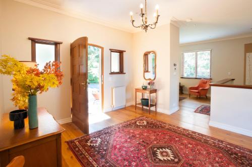 Előcsarnok, 250 négyzetméteres, 4 hálószobás Villa 3 fürdőszobával Ferny Creek területén (Boyanda at Ferny Creek - Heart of the Dandenongs) in Ferny Creek