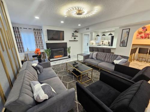Stylish Duplex walkTO Lake Eola Orlando. Sleeps 8 – khách sạn tại Trung tâm Orlando