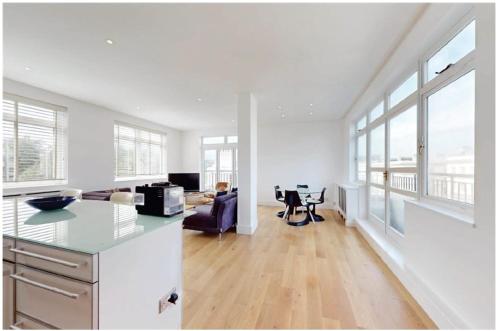 Stunning 3 bed 2 bath Cromwell Road in Kensington and Chelsea