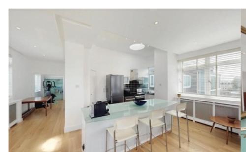 Stunning 3 bed 2 bath Cromwell Road in Kensington and Chelsea