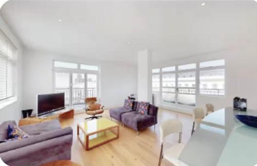 Stunning 3 bed 2 bath Cromwell Road in Kensington and Chelsea