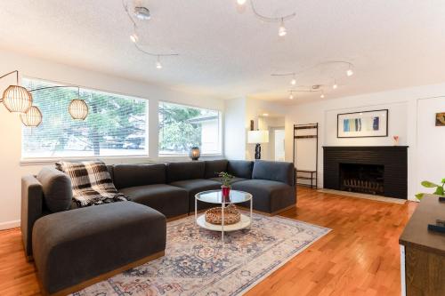 Spacious Retreat 3 Miles to Airport 12 to Seattle in Burien (WA)