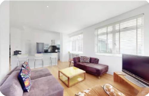Stunning 3 bed 2 bath Cromwell Road in Kensington and Chelsea