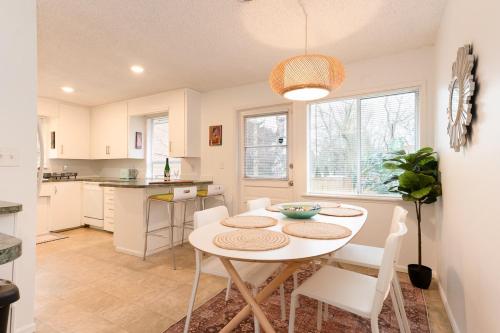 Spacious Retreat 3 Miles to Airport 12 to Seattle in Burien (WA)