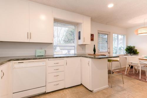 Spacious Retreat 3 Miles to Airport 12 to Seattle in Burien (WA)