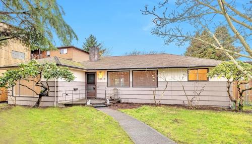 Spacious Retreat 3 Miles to Airport 12 to Seattle