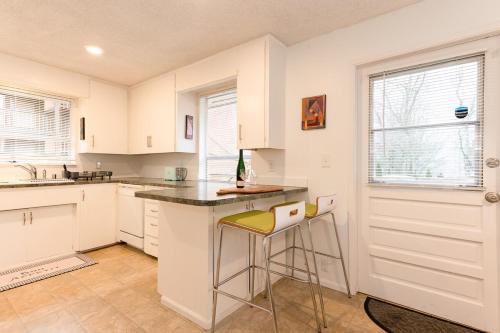 Spacious Retreat 3 Miles to Airport 12 to Seattle in Burien (WA)