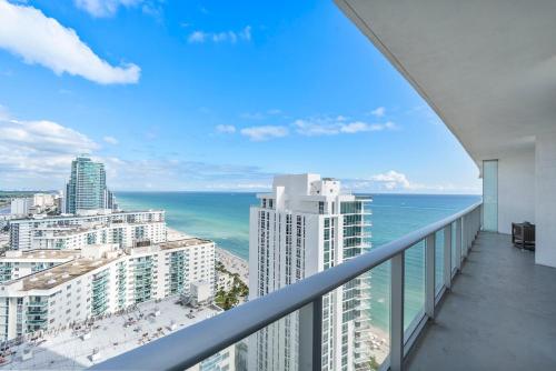 Luxury 22nd floor unit with ocean view in ฮอลลันเดล