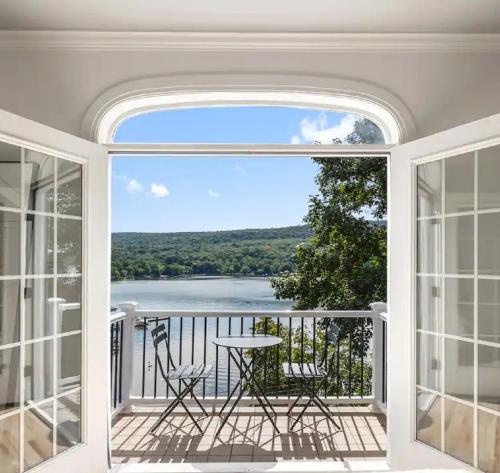 Erkély/terasz, Lakeview Villa with Private Hot Tub, Firepit & Breathtaking Cliff Views in Greenwood Lake (NY)