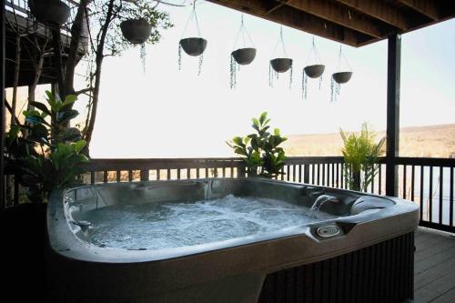 Pezsgőfürdő, Lakeview Villa with Private Hot Tub, Firepit & Breathtaking Cliff Views in Greenwood Lake (NY)