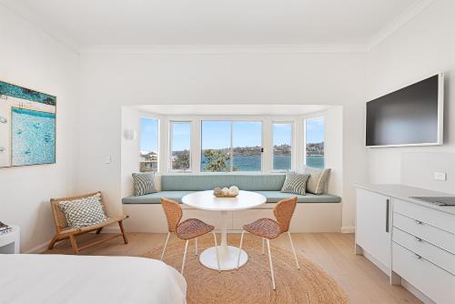 Beachfront 1 Bed across from iconic BONDI BEACH in North Bondi