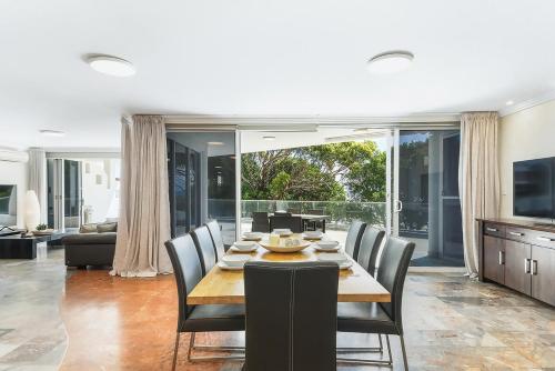 Premium Beachfront Stay, Space & Style APT in Little Bay