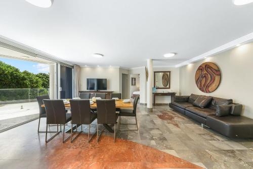 Premium Beachfront Stay, Space & Style APT in Little Bay