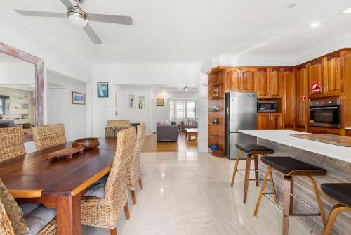 Dolphin Cove - Pet Friendly with Fireplace - image 4