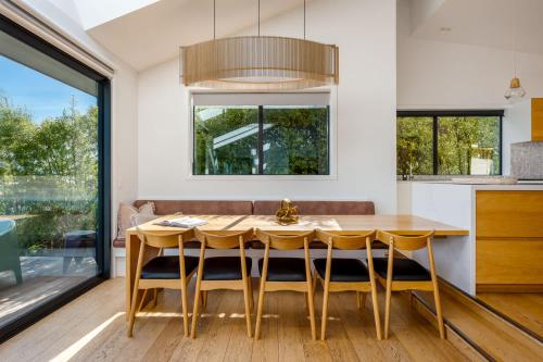 Tonic Lodge- Hot Tub- BBQ- Free Parking- AC - image 37