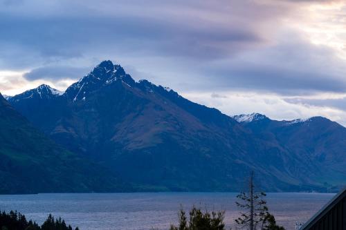 Tonic Lodge- Hot Tub- BBQ- Free Parking- AC - image 42