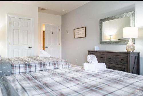 Modern Hunter Mountain Condo Steps from Slopes - main image