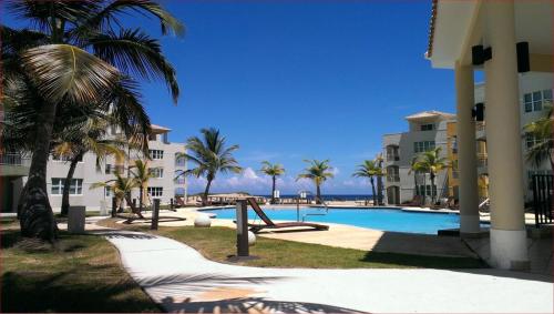 Úszómedence, Peaceful Beachfront Two Bedroom Apartment in San Antonio (PR)