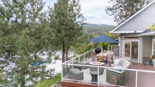 Elegant Waterfront Retreat - image 7
