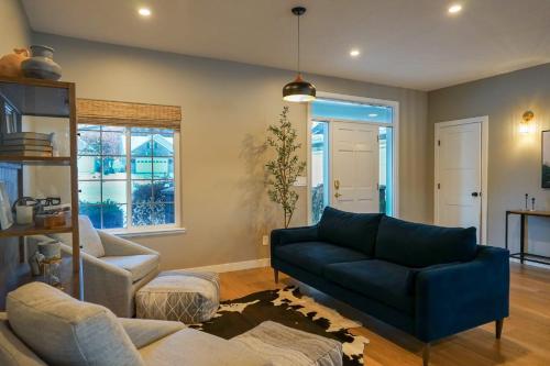 Elegant Waterfront Retreat - image 14