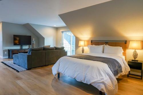 Elegant Waterfront Retreat - image 8