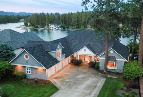 Elegant Waterfront Retreat - image 12