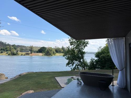 Chapel Cove Retreat - Private Tiny House with Boat Ramp in Hawkesbury Völgy