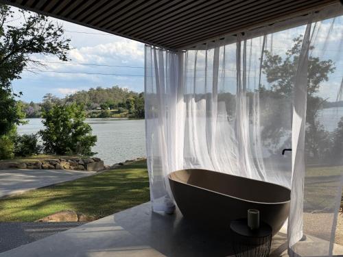Chapel Cove Retreat - Private Tiny House with Boat Ramp in Hawkesbury Völgy