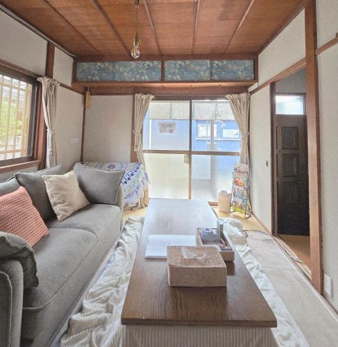 江ノ電の線路沿いにある宿【film koshigoe】