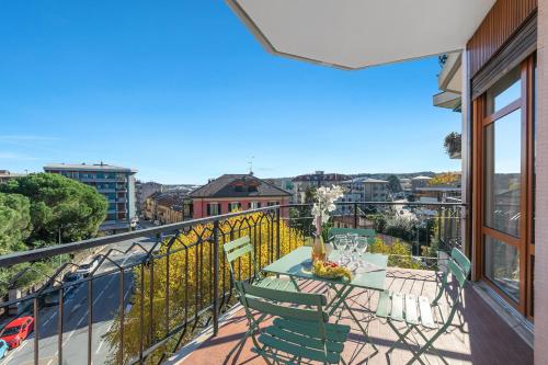 Specchio Di Cielo: Apartment with Terrace and AC Arona Center - Happy Rentals