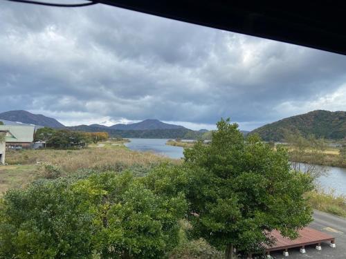 湖を望む一軒家