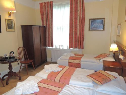 Dolphin Hotel - image 2