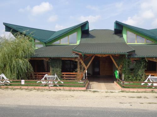 Viesnīcas āriene, Casa cu pauni in Argeşelu
