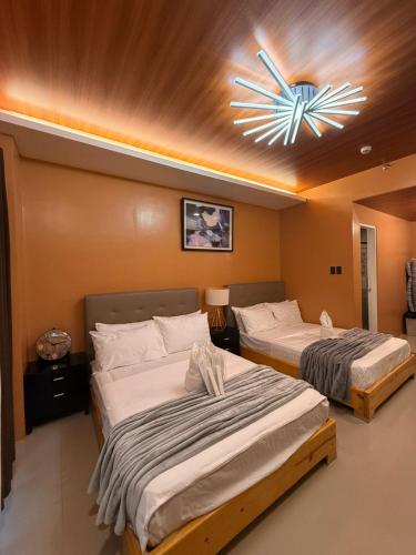 1 queen bed, 1 bunk bed