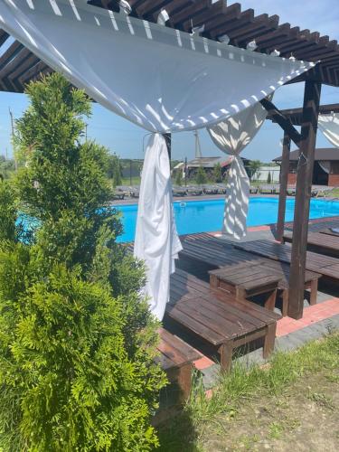 泳池, Шале за містом in 日達喬夫