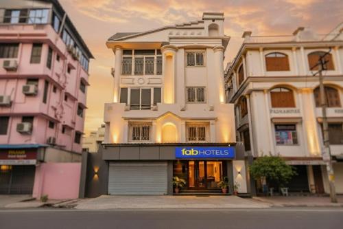 FabHotel Luxor - Nr Acropolis Mall