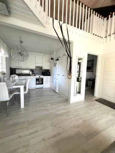 Hopea Villa (Hopea Villa, Vuokatin ytimessa sisaltyy Sauna, ilmainen pysakointi, Wi-Fi, 55smartTV, omapiha, sopii) in Σοτκαμο