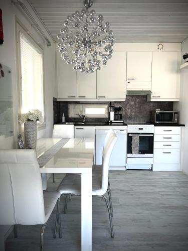 Κουζίνα, Hopea Villa (Hopea Villa, Vuokatin ytimessa sisaltyy Sauna, ilmainen pysakointi, Wi-Fi, 55smartTV, omapiha, sopii) in Σοτκαμο